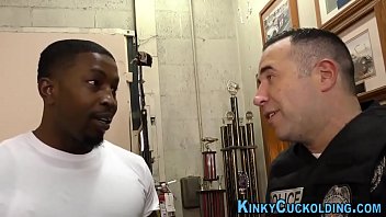 Темнокожие механики оттрахали сисястую шлюху на СТО