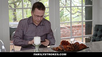 Жена трахает пасынка, игнорируя мужа в кухне