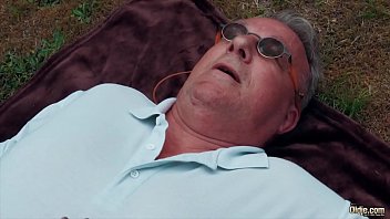 Немецкая шлюха лишила старика дыхания своей пиздой