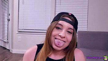 Пухлая сестра обожает баловать маленький член