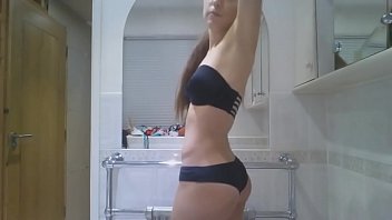 Шлюха продемонстрировала свои трусики и бюстгальтер