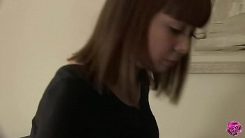 Пышная зрелая баба пригласила домработницу чтобы на пару отсосать член мужа и перепихнутся с ним
