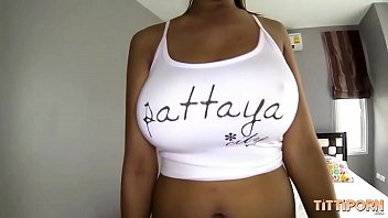 Тайская шлюха сосет член клиента в отеле