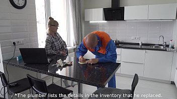 Похотливая мамаша трахнулась с ремонтником на кухне