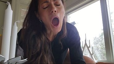 Горячая милфша позволяет курьеру растянуть свою вагину и анус дилдо.